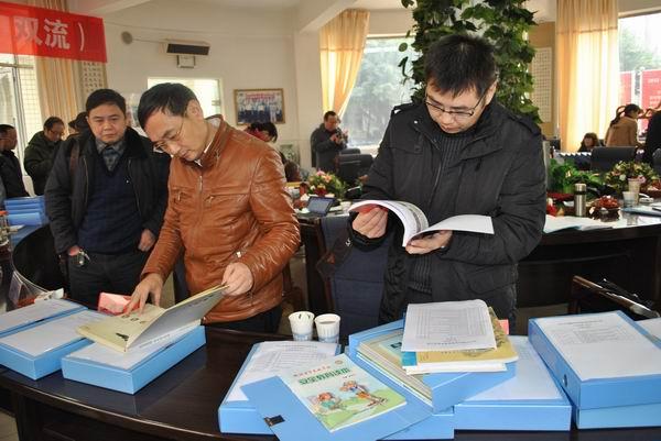 成都市教師發(fā)展基地校專家審核組正在檢查我?；匦９ぷ鳈n案資料